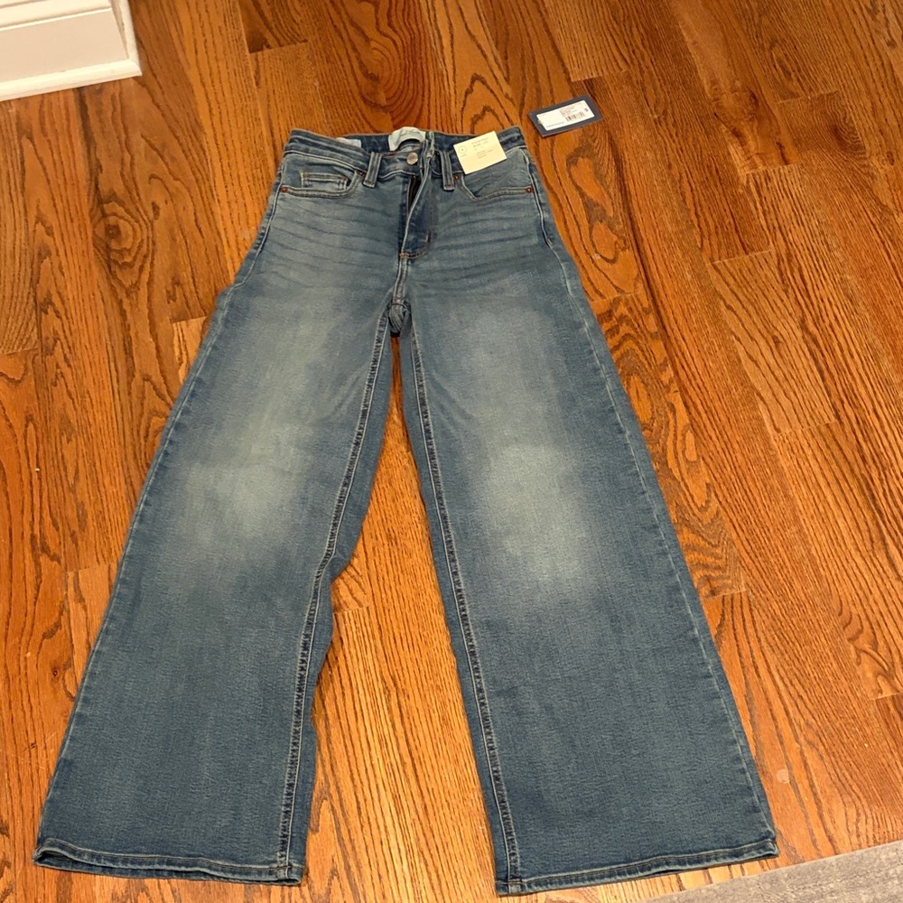 Universal Thread Women's Wide-Leg Jeans in Medium Blue Wash